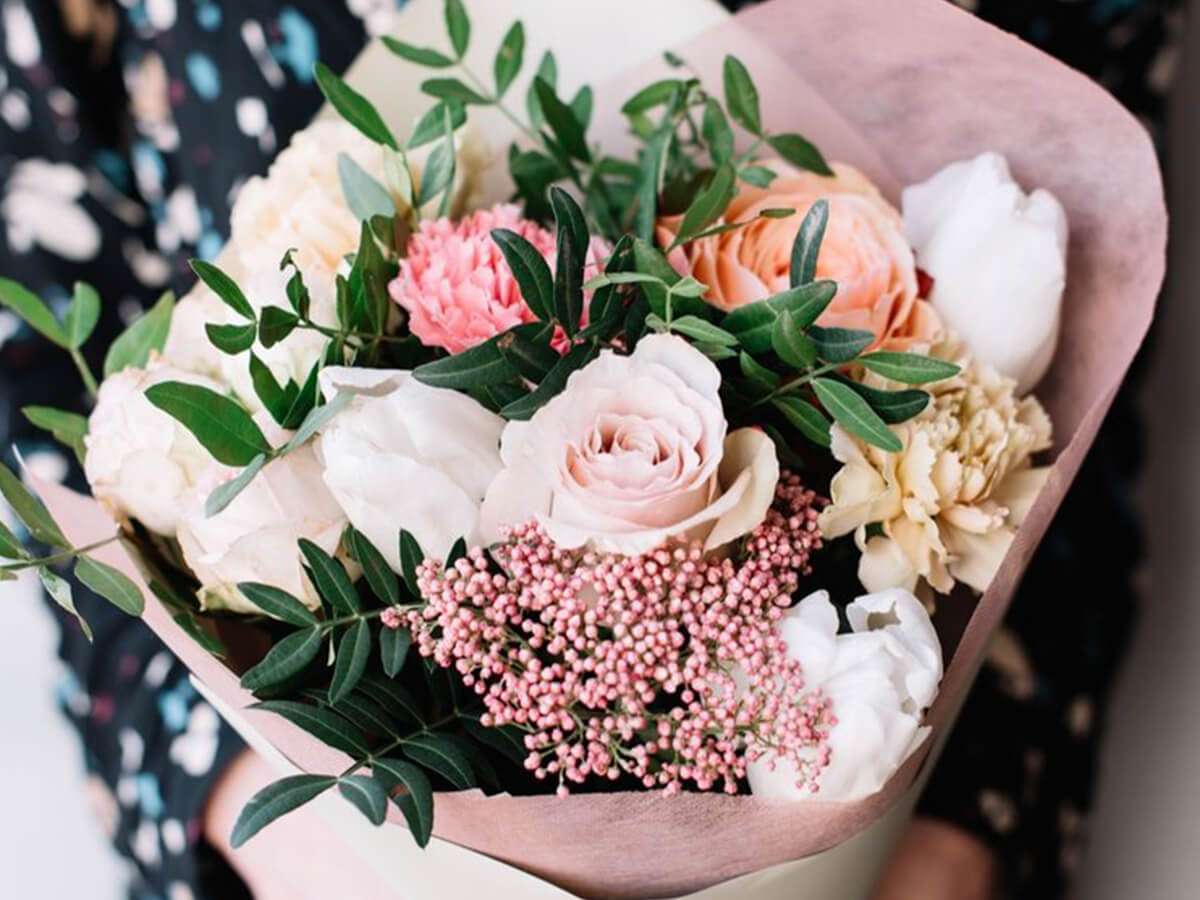 Beyond-the-Lights-Using-Flowers-to-Bring-the-Winter-Wonderland-Charm-Indoors